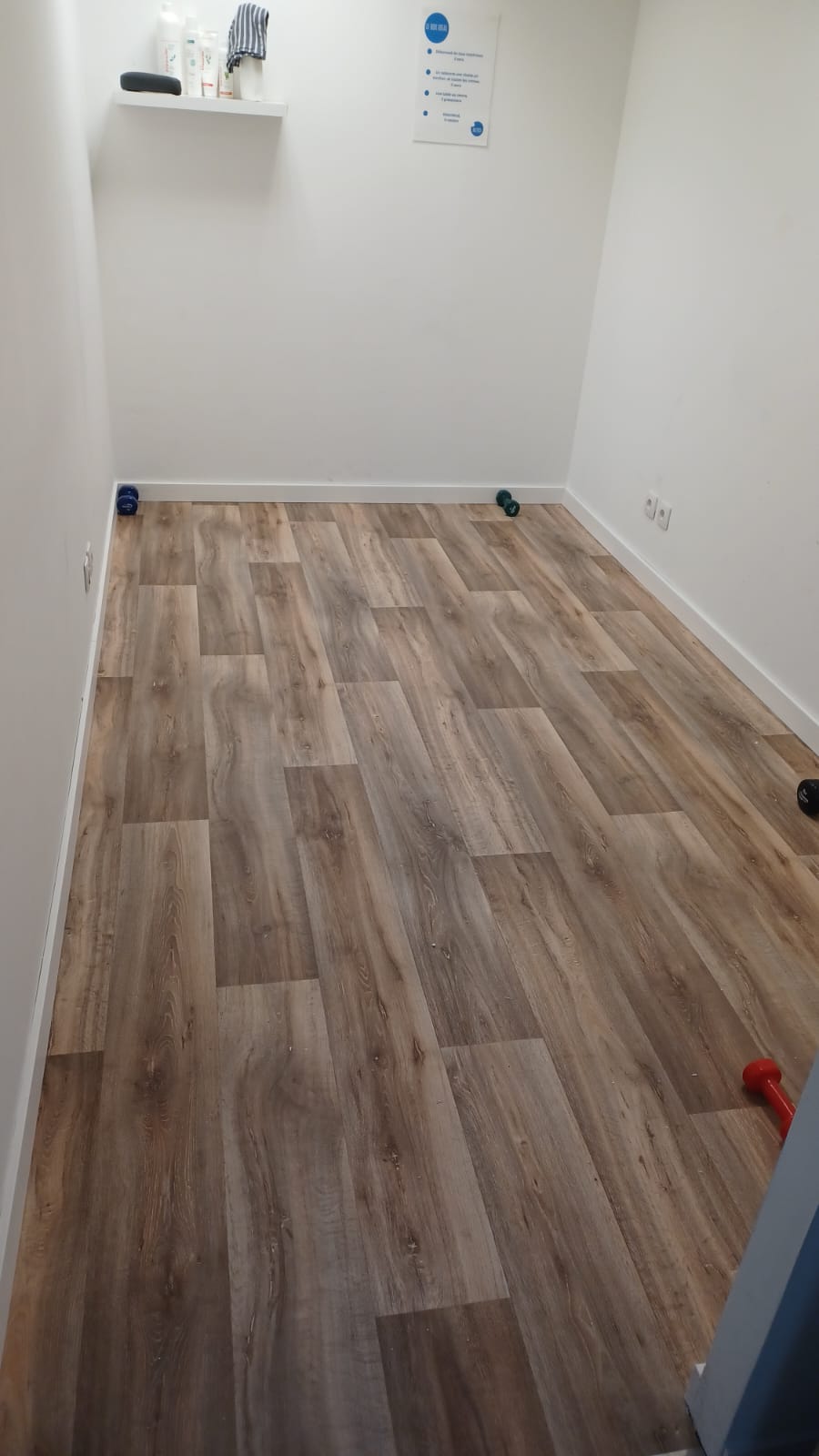 Rénovation des sols et réaménagement d’un espace intérieur - Juganu Rénovation - Nous nous engageons à transformer vos idées en réalisations concrètes, assurant le succès et les délais de chaque projet. Notre expertise dans le secteur du bâtiment nous permet de vous offrir des solutions sur mesure, combinant innovation et qualité. 