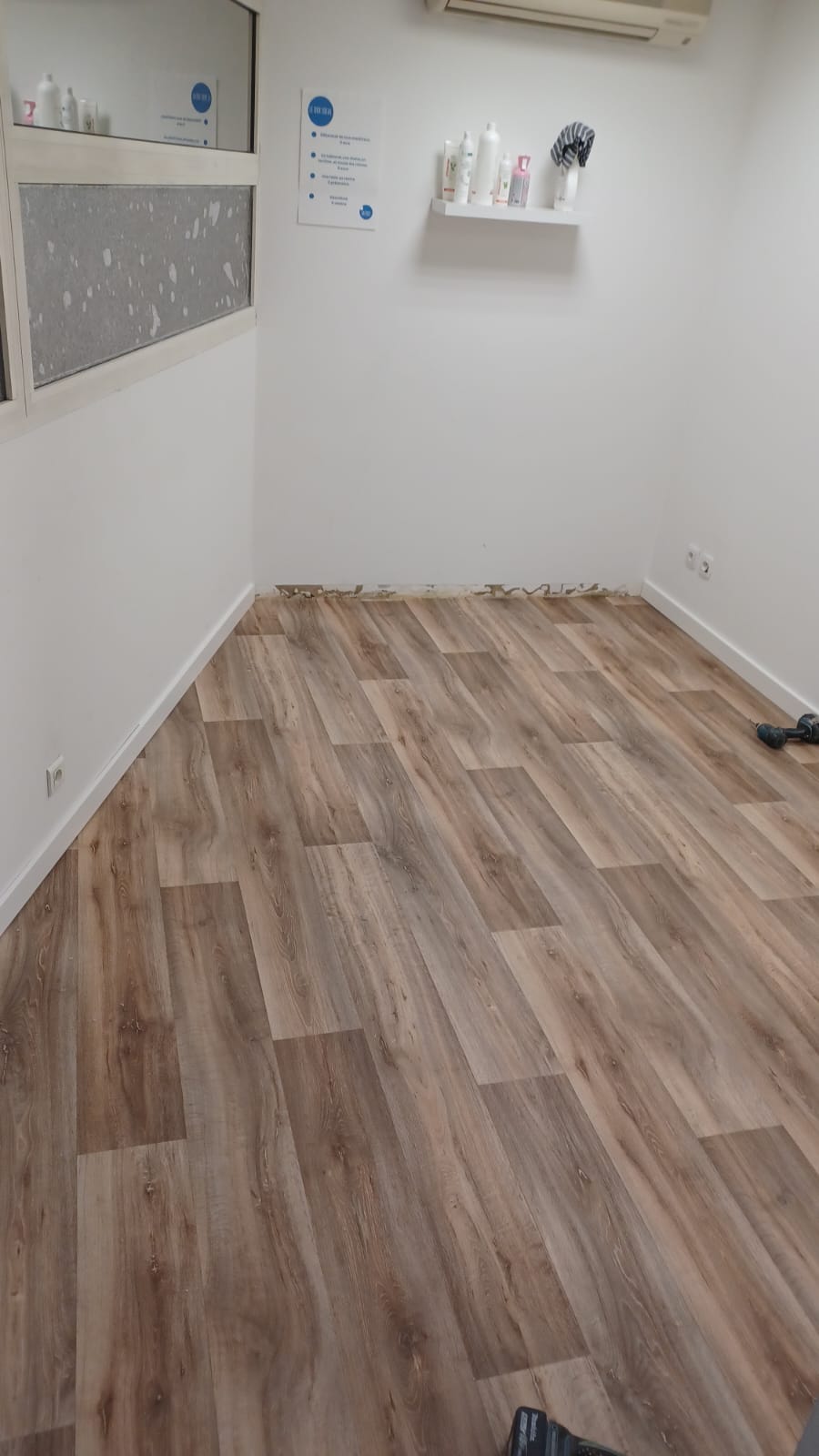 Rénovation des sols et réaménagement d’un espace intérieur - Juganu Rénovation - Nous nous engageons à transformer vos idées en réalisations concrètes, assurant le succès et les délais de chaque projet. Notre expertise dans le secteur du bâtiment nous permet de vous offrir des solutions sur mesure, combinant innovation et qualité. 