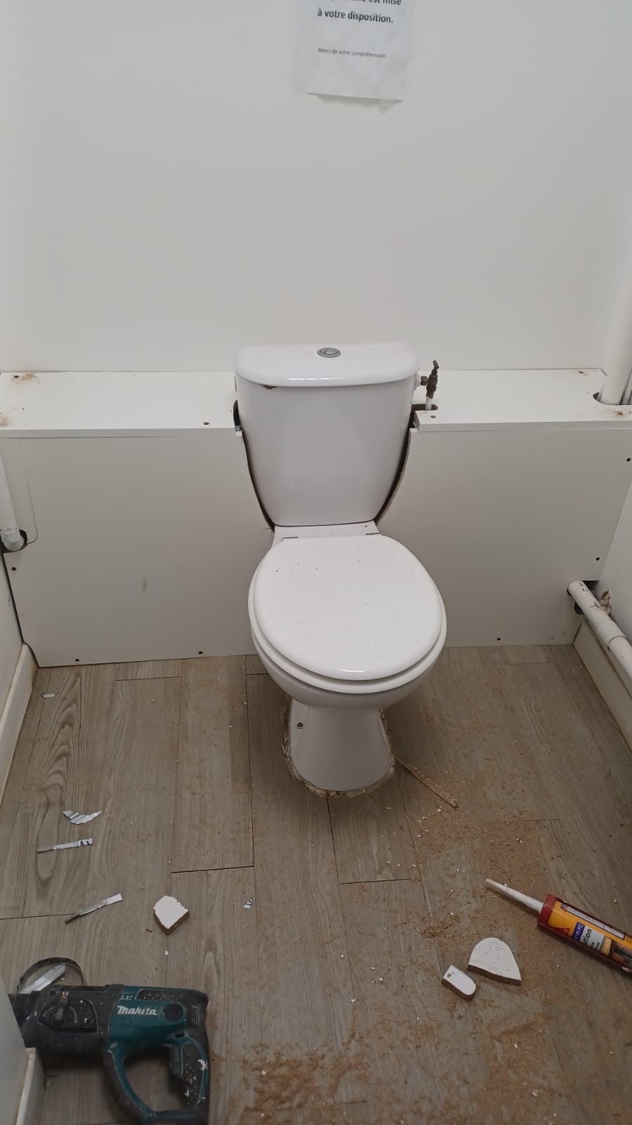 Rénovation des sols et réaménagement d’un espace intérieur - Juganu Rénovation - Nous nous engageons à transformer vos idées en réalisations concrètes, assurant le succès et les délais de chaque projet. Notre expertise dans le secteur du bâtiment nous permet de vous offrir des solutions sur mesure, combinant innovation et qualité. 